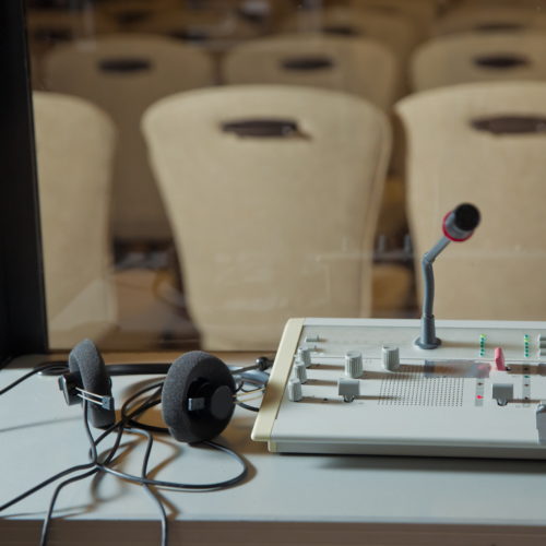 What is the Difference between consecutive and simultaneous interpretation?